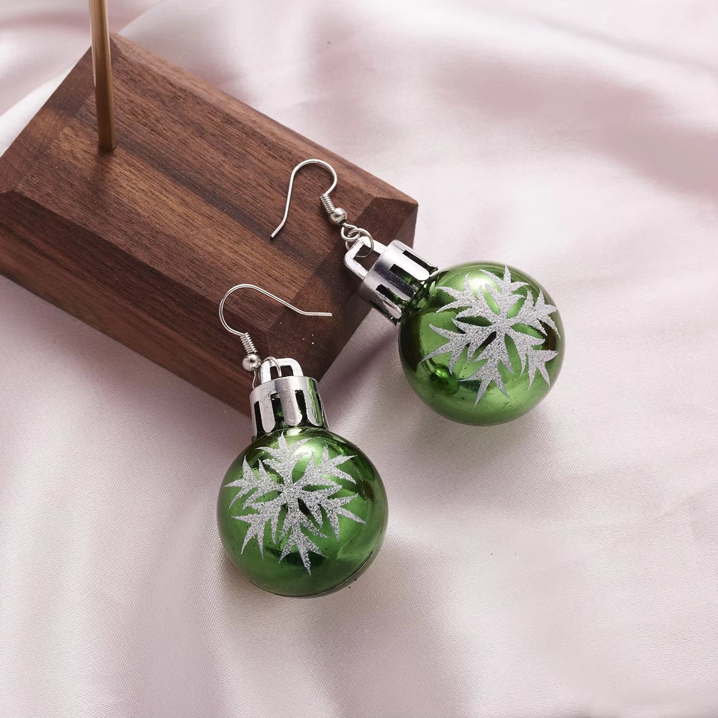 2024 New Fashion Christmas Earrings Creative Christmas Bulb Drop Earring for Women Christmas Gift Colorful Ball Dangle Earrings