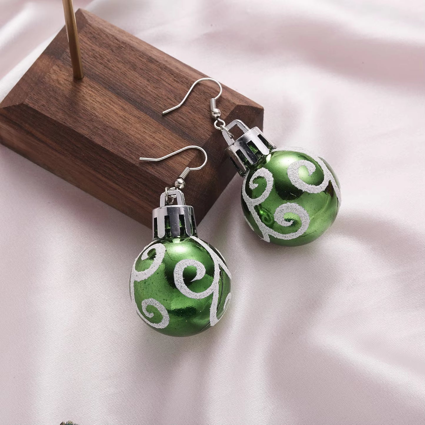2024 New Fashion Christmas Earrings Creative Christmas Bulb Drop Earring for Women Christmas Gift Colorful Ball Dangle Earrings