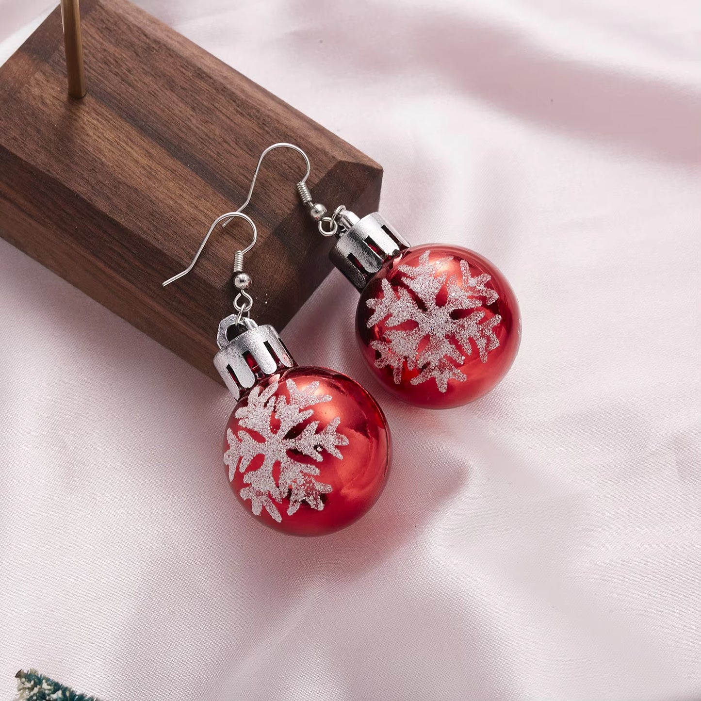 2024 New Fashion Christmas Earrings Creative Christmas Bulb Drop Earring for Women Christmas Gift Colorful Ball Dangle Earrings